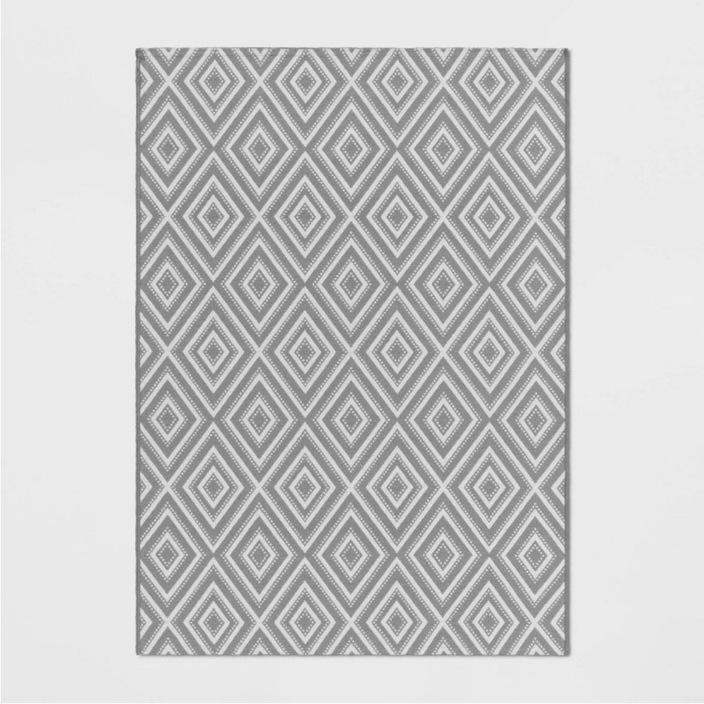 ROOM ESSENTIALS NWT diamond area rug -gray -4”x5’6”